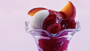 Malinový a broskvový pohár Peach Melba