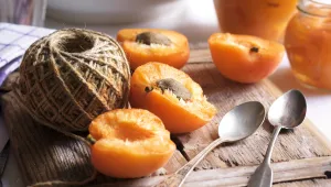 Meruňky ve vlastní šťávě