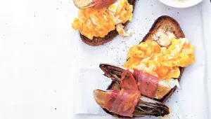 Míchaná vejce s karamelizovanou čekankou