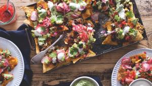 Nachos s chorizem, salsou a guacamole