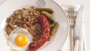 Co si dáváte na Nový rok na talíř: Některá jídla prý umí přivolat peníze i štěstí aneb Proč vlastně jíme čočku a uzené?