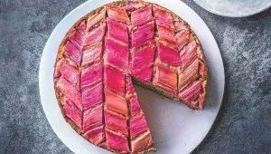 Obrácený rebarborovo-zázvorový koláč