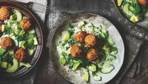 Okurkový salát s kefírovou zálivkou a falafelem