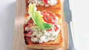 Opékaný chleba s cottage pomazánkou