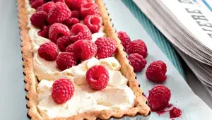 Oříškový koláč s mascarpone a malinami