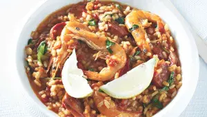 Paella s krevetami a citronem