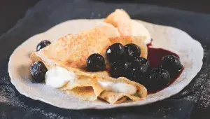 Palačinky s tvarohem a opilými třešněmi