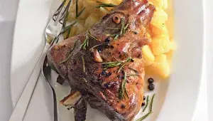 Pečené jehněčí kolínko s česnekem a jalovcem