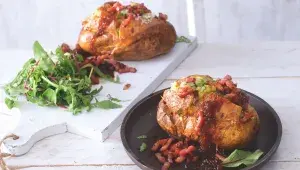 Pečené brambory s karamelizovanou cibulkou