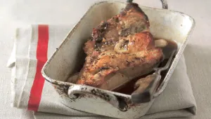 Pečené vepřové ocásky s kedlubnovým zelím