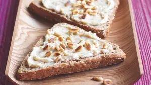 Chléb s piniovým medovým máslem