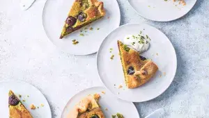 Pistáciovo-třešňový ‚bakewell‘ koláč