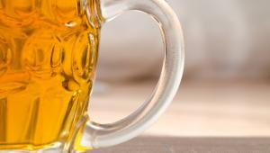 Pivo ve sklenici