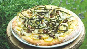 Pizza s česnekovými výhonky