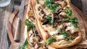 Pizza s hříbky a bazalkou Pizza s hříbky a bazalkou