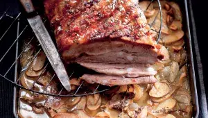 Pomalu pečený bůček s bramborami