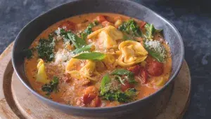 Rajčatová polévka s plněnými těstovinami