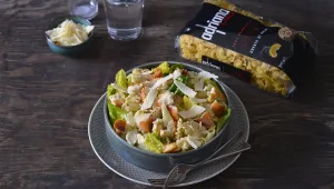 Caesar salát s těstovinami creste di gallo