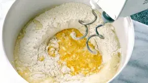 Suroviny na těsto připravené k hnětení