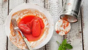 Prázdná konzerva od loupaných rajčat