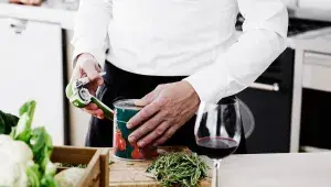 Otvírání plechovky rajčat