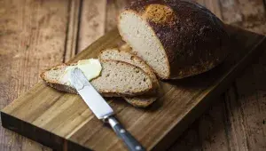 Máslo namazané na krajíci chleba