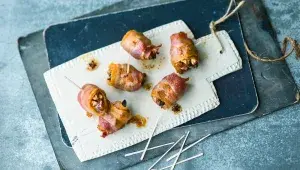 Datle s vlašskými ořechy a slaninou