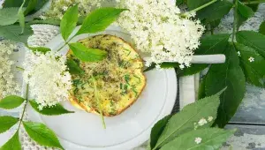 Omeleta s květem černého bezu