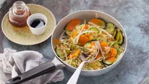 Rýže s cuketou, mrkví a výhonky