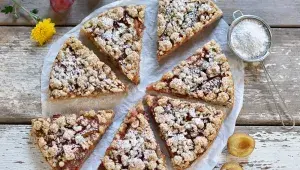 Švestkový drobenkový koláč