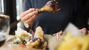 Pojídání pečeného drůběžího stehna