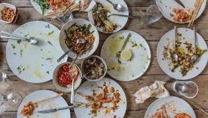 Stůl s prázdníými talíři 