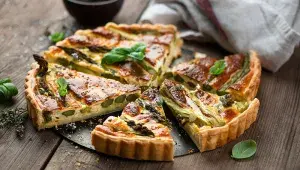 Slaný koláč quiche s chřestem