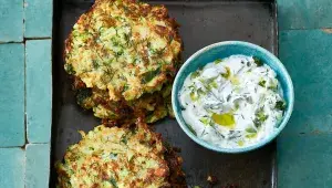 Smažené cuketové placky kolokithokeftedes