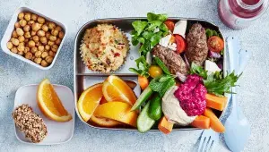 Bentó krabička s obědem z blízkovýchodní kuchyně