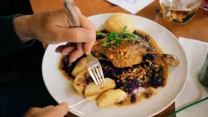 Konfitované kachní stehno s knedlíkem a zelím