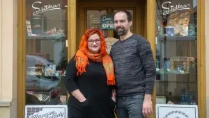 Manželé Lada a Pavel Bartošovi před Muzeem čokolády v Kutné Hoře