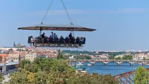 Během večeře se plošina několikrát otočí a nabídne hostům exkluzivní výhledy.
