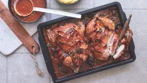 Pečené kuře s červenou omáčkou a polentou