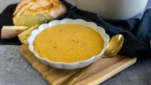 Hrachovka jako od babičky, která zachrání večeři! Tajemství krémové konzistence: Recept s jíškou, majoránkou a 10 triků pro ještě lepší výsledek