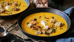 Dýňová polévka s krutony a smetanou