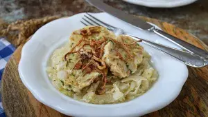 Zapomeňte na dietu, tohle stojí za hřích! Po babiččiných špekových knedlících s kysaným zelím se doslova zapráší