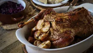 Pečená husa s jablky a bramborovými knedlíčky: Klasika, která se neomrzí. Chcete, aby byla opravdu vypečená? Začněte už den předem