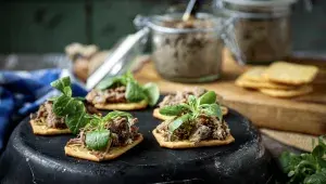 Neuvěříte, jak snadno připravíte husí paštiku à la rillettes, která chutná jako z francouzské venkovské kuchyně. Máme pro vás video návod!