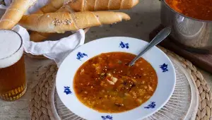 Zapomeňte na jemné vývary: Tahle hospodská dršťková vás postaví na nohy i po nejdelší noci