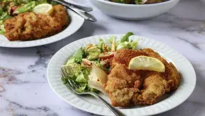 Obalovaný řízek trochu jinak? Zkuste jej marinovat v podmáslí a podávejte s jablkovým salátem