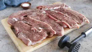 Jak správně naklepat řízek: Jeden krok navíc zajistí křehké maso a křupavou strouhanku