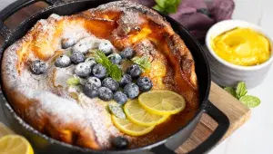 Palačinka s wow efektem! Vyzkoušejte Dutch Baby, palačinku z trouby. Je hotová za pár minut a chutná jako z luxusního bistra