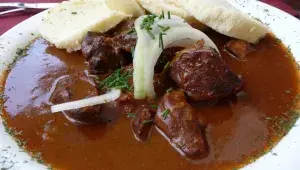 hověyí guláš s knedlíkem a cibulí