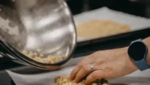 Nejdřív jsme upekli korpus z ovesných vloček...